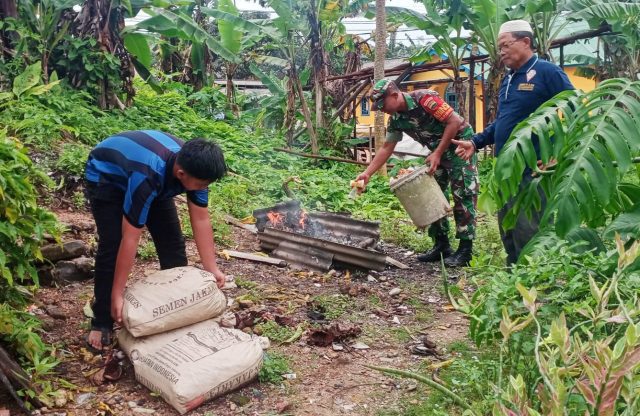 Babinsa Melayu Kota Piring Koramil 01 Kota turut serta membersihkan lingkungan sekitar, Kamis (27/07/2023)