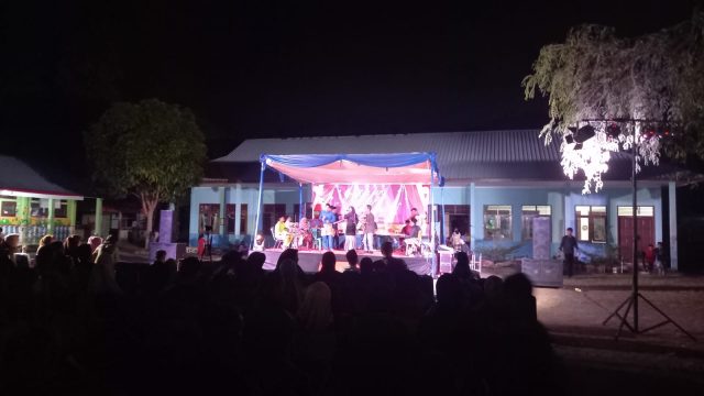 Pentas seni teater celoteh budak Sebauk di halaman SDN 008 Tanjungpinang Kota Tanjung Sebauk, Jumat (28/07/2023) malam