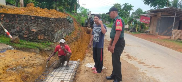 Pemantauan pengerjaan proyek Drainase oleh Babinsa Kelurahan Km IX, Senin (31/07/2023)