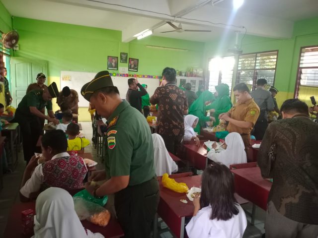 Siswa siswi SDN 010 Senggarang mendapatkan sarapan pagi gratis, Selasa (01/08/2023)