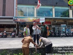 Babinsa Kelurahan Melayu Kota Piring Bersama Perangkat Kelurahan Pasang Bendera Merah Putih