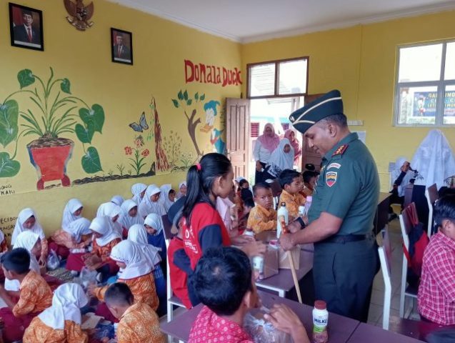 Dandenbekang saat membagikan sarapan pagi di SDN 12 Tanjung Lanjut, Rabu (02/08/2023)