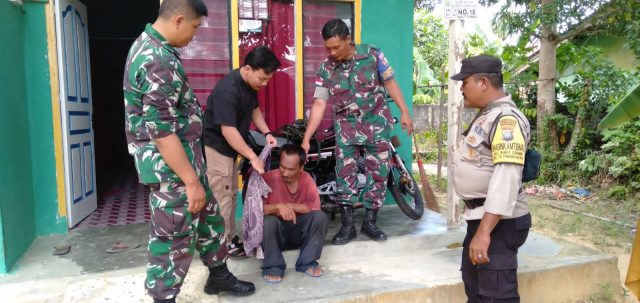 Babinsa Kelurahan Bukit Cermin bersama Bhabinkamtibmas dan Lurah bantu penanganan ODGJ,Rabu (02/08/2023)