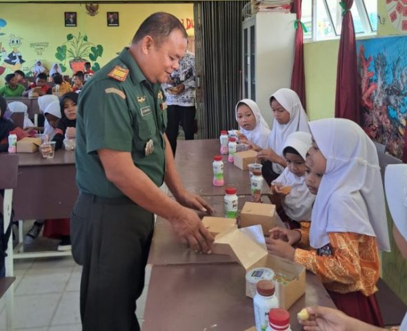 Danramil 01 Kota Kapten Inf Hermansyah Putra bagikan sarapan pagi 