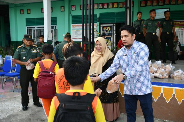 Danramil 01 Kota bersama Dinas Pendidikan berikan sarapan pagi merah putih kepada siswa SDN 003, Kamis (03/08/2023)