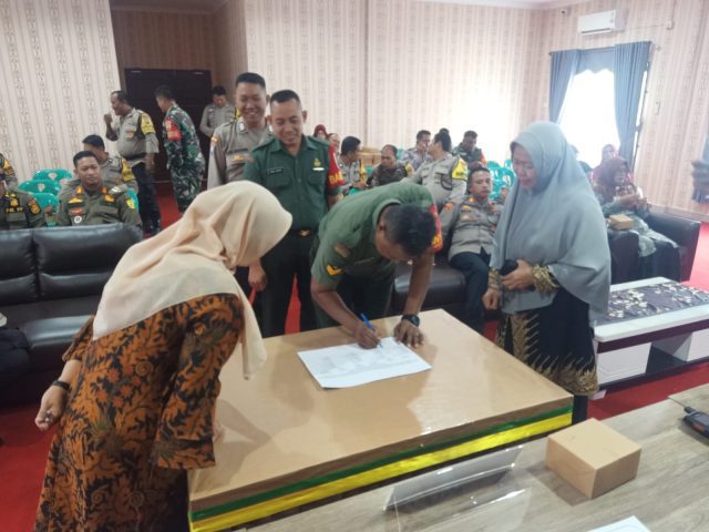 Babinsa dan Bhabinkamtibmas se Kota Tanjungpinang hadiri sosialisasi di Kelurahan Sei Jang, Kamis (03/08/2023)