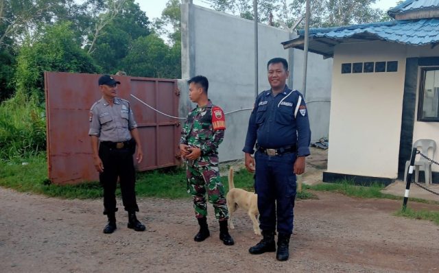 Babinsa Kelurahan Kampung Bugis saat Komsos dengan Security, Sabtu (05/08/2023)