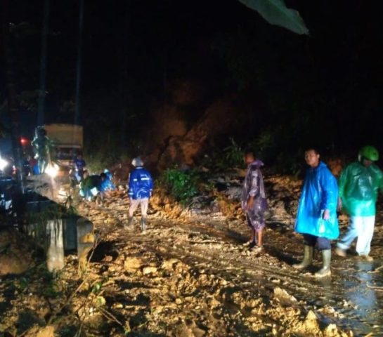 Peristiwa longsor akibat hujan deras di wilayah Pesisir Selatan, Kamis (17/08/2023) malam