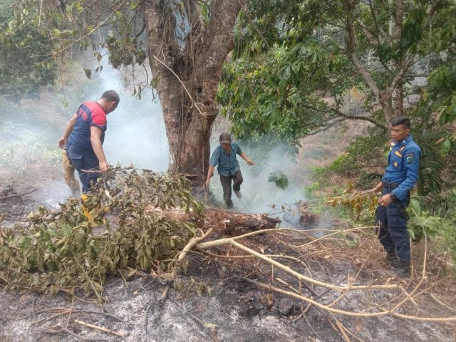 Petugas Satpol PP dan Pemadam kebakaran saat mengevakuasi korban tewas terbakar, Selasa (10/10/2023)