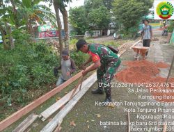 Hindari Penyakit, Babinsa Kampung Baru Bersama Warga Binaan Gotong Royong