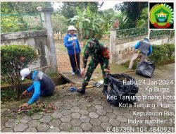 Babinsa Kelurahan Kampung Bugis Bersama Warga Binaan Gelar Gotong Royong