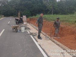 Karya Bhakti Bersama Warga, Serda Hardiansyah Bantu Pembangunan Saluran Air