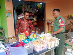 Jelang Pemilu Dan Imlek, Serma M Dian Bersama Ketua Karang Taruna Senggarang Mengecek Ketersediaan Bahan Pokok