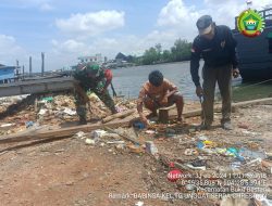 Serda Chrestian Maslebu Bantu Buruh Bongkar Muat Bersihkan Lingkungan