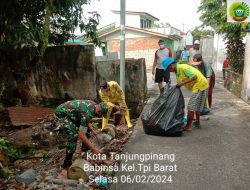 Bersama Warga Binaan, Serka M Aripin Bersihkan Sampah Dan Parit