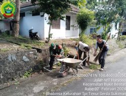 Gotong Royong Bersama Warga,Serda Sukiman Ajak Jaga Kebersihan