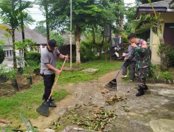 Bersama Pihak Kelurahan, Serda Dede Sugianto Lakukan Gotong Royong