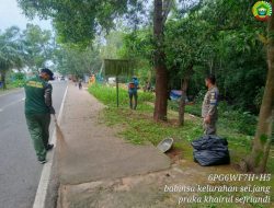 Bersihkan Lingkungan Sekitar,Serda Sukiman Bersama Warga Lakukan Gotong Royong