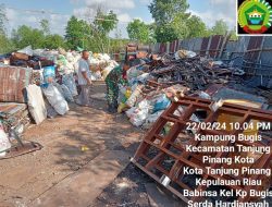 Babinsa Kampung Bugis Koramil 01 Kota Bersama Pengepul Lakukan Aksi Pembersihan