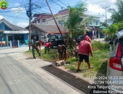 Tingkatkan Kebersihan Lingkungan, Babinsa Kemboja Koramil 01 Lakukan Goro Bersama