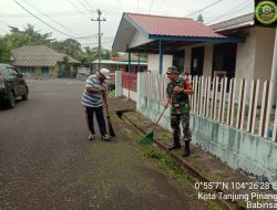 Ciptakan Suasana Nyaman, Serka M Aripin Lakukan Gotong Royong