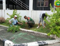 Jaga Kebersihan Sekitar, Sertu Supriyadi Bersama Warga Lakukan Gotong Royong