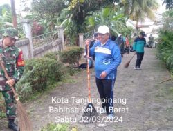 Sambut Ramadhan, Serka M Aripin Bersama Warga Lakukan Gotong Royong