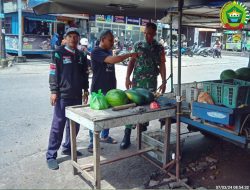 Jelang Ramadhan,Kopda Nuriono Sambangi Pedagang Buah