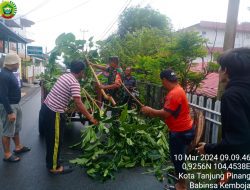 Sertu Nurdin Kama Bersama Warga Bersihkan Masjid Jelang Ramadhan