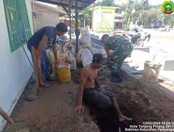 Babinsa Penyengat Bantu Warga Buat Lobang Septic Tank