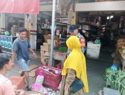 Babinsa Air Raja Pantau Harga Pokok Selama Bulan Ramadhan