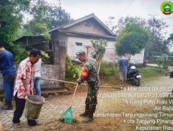 Jaga Kebersihan Sekitar, Warga Dan Babinsa Gotong Royong Bersama