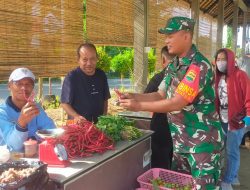 Sertu Supriyadi Lakukan Komsos Bersama Pedagang Tani