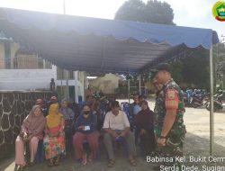 Penyaluran Bantuan Sembako Beras, Babinsa Bukit Cermin Berikan Pengamanan