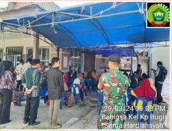 Babinsa Kampung Bugis Monitoring Penyaluran Bantuan Sembako