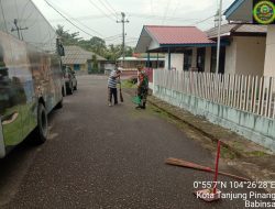 Ciptakan Suasana Bersih, Serka M Aripin Lakukan Gotong Royong