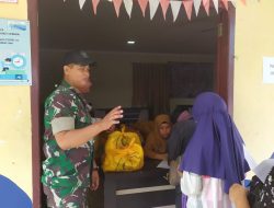 Bersama Camat Tanjungpinang Barat, Babinsa Bukit Cermin Monitoring Penyaluran Paket Sembako