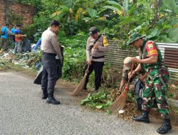 Cegah Timbulnya Penyakit, Serda Parizal Lakukan Gotong Royong Bersama