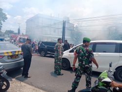 Anggota Koramil 01 Kota Bantu Evakuasi Pemadam Kebakaran Rumah Kosong