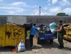 Serka Dede Sugianto Bantu Bersihkan Sisa Gotong Royong