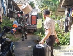 Bersama Bhabinkamtibmas, Babinsa Sei Jang Bantu Pindahkan Barang Rumah Warga