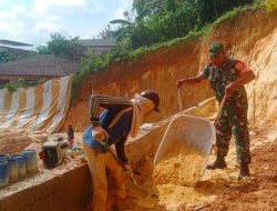 Babinsa Kemboja Bersama Warga Bantu Pembuatan Batu Miring