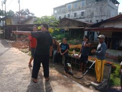 Hindari Genangan Air, Babinsa Kampung Baru Lakukan Gotong Royong