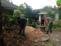 Memupuk Silaturahmi, Babinsa Tanjungpinang Barat Lakukan Gotong Royong