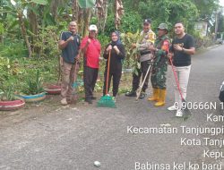 Ciptakan Suasana Bersih, Babinsa Kampung Baru Lakukan Gotong Royong