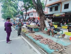 Bersama Pihak Kelurahan, Babinsa Air Raja Berikan Himbauan Bagi Pengguna Trotoar Jalan