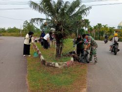 Jaga Kebersihan Lingkungan, Babinsa Kampung Bugis Adakan Gotong Royong