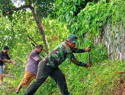 Babinsa Air Raja Bersama Warga Binaan Lakukan Gotong Royong