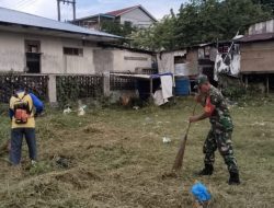 Mencegah Bahaya Penyakit Saat Musim Hujan, Serda Sukiman Lakukan Gotong Royong