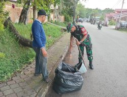 Kopda Nuriono Bersama Ketua RW Bersihkan Lingkungan Sekitar